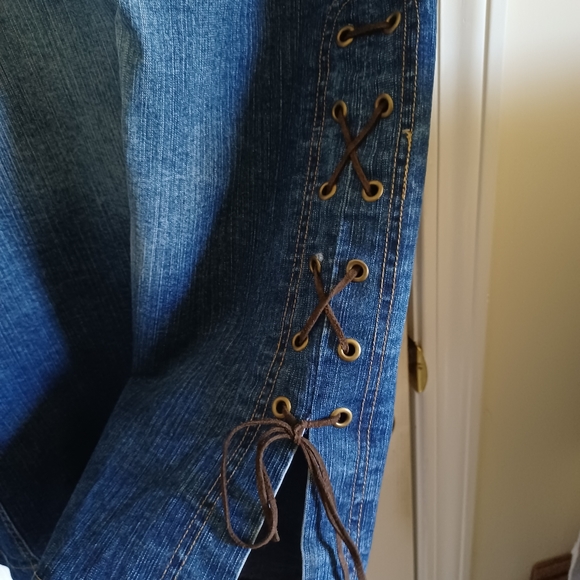 Women's Plus Size Denim Skirt - Picture 6 of 12